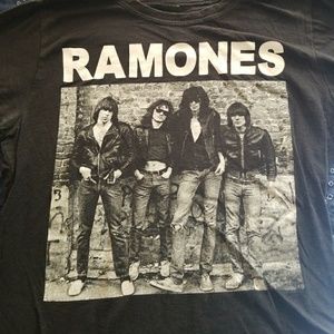 Black Ramones fitted Tee. Juniors Large.